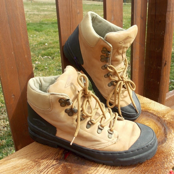 mens hiking boots size 9